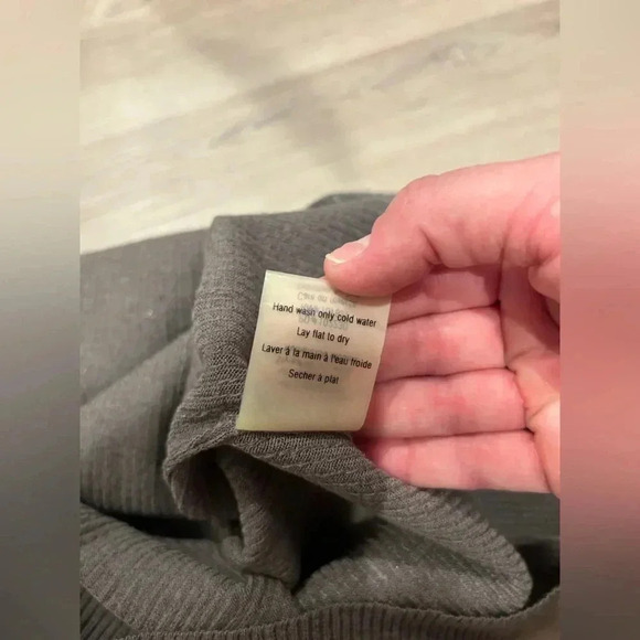 ALICE + OLIVIA Grey Extended Shoulder Sweater / Size Medium / - Picture 9 of 10